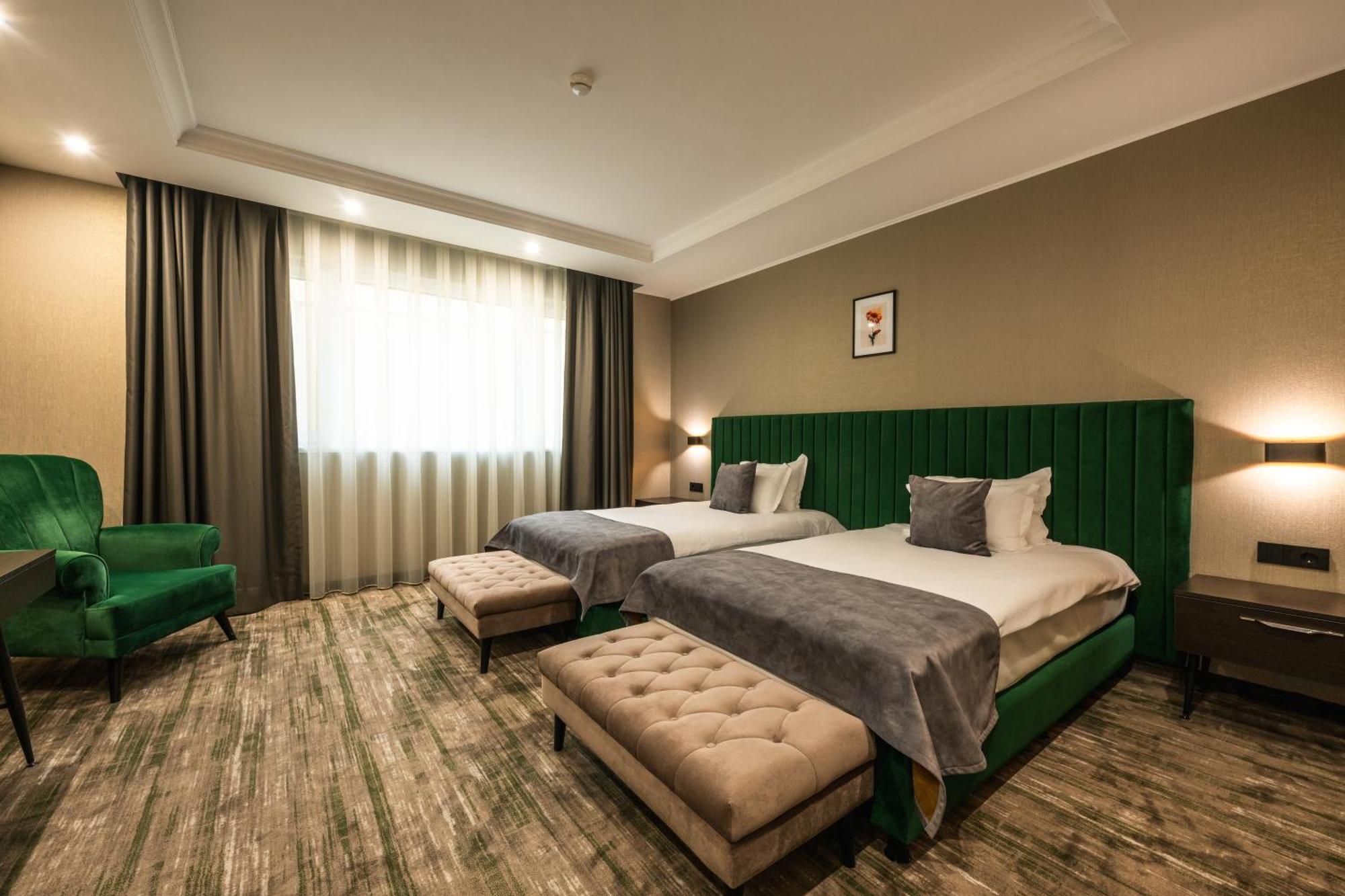 Empire Balneo & Spa Hotel Chisarja Exteriör bild