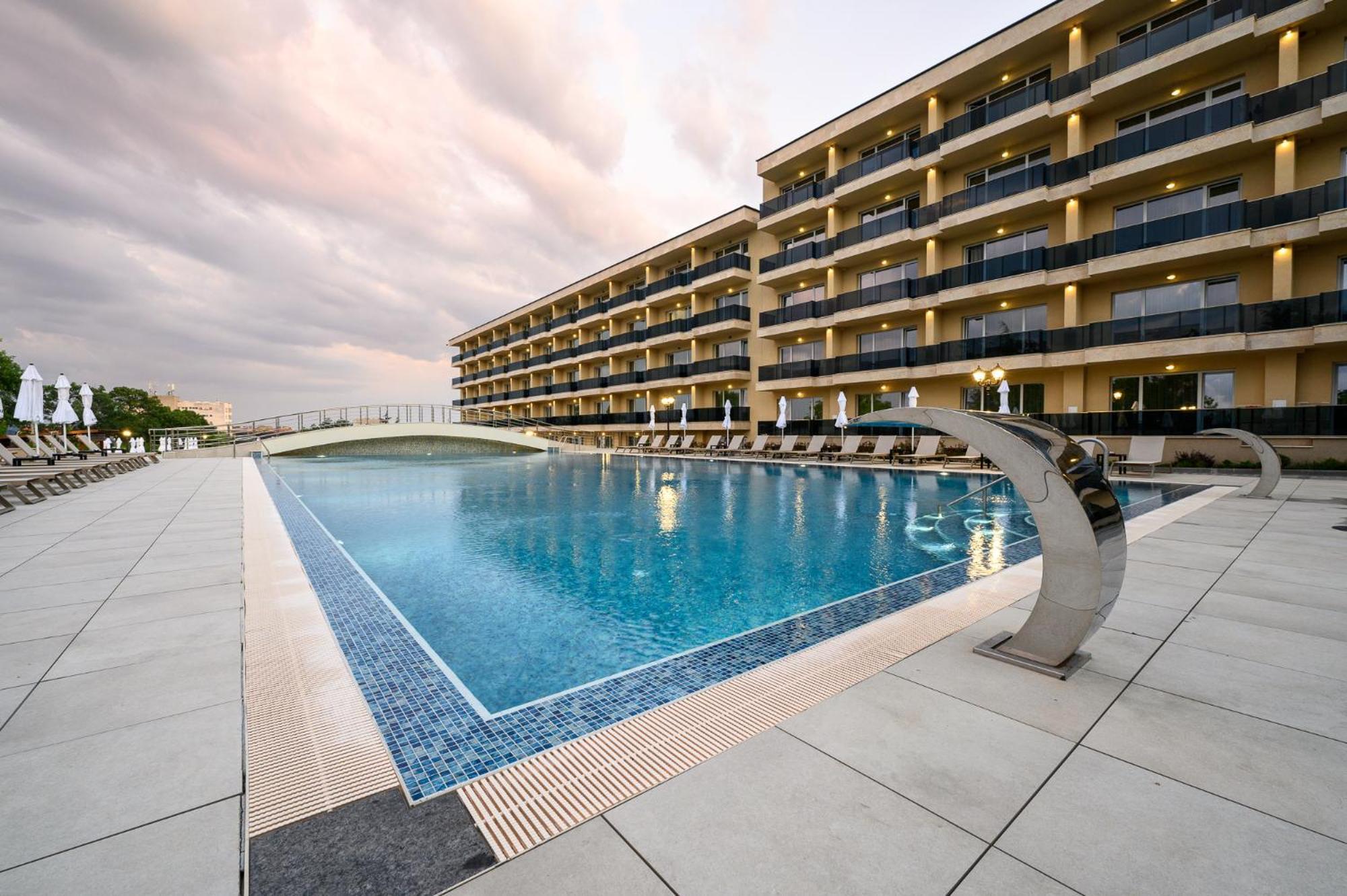 Empire Balneo & Spa Hotel Chisarja Exteriör bild