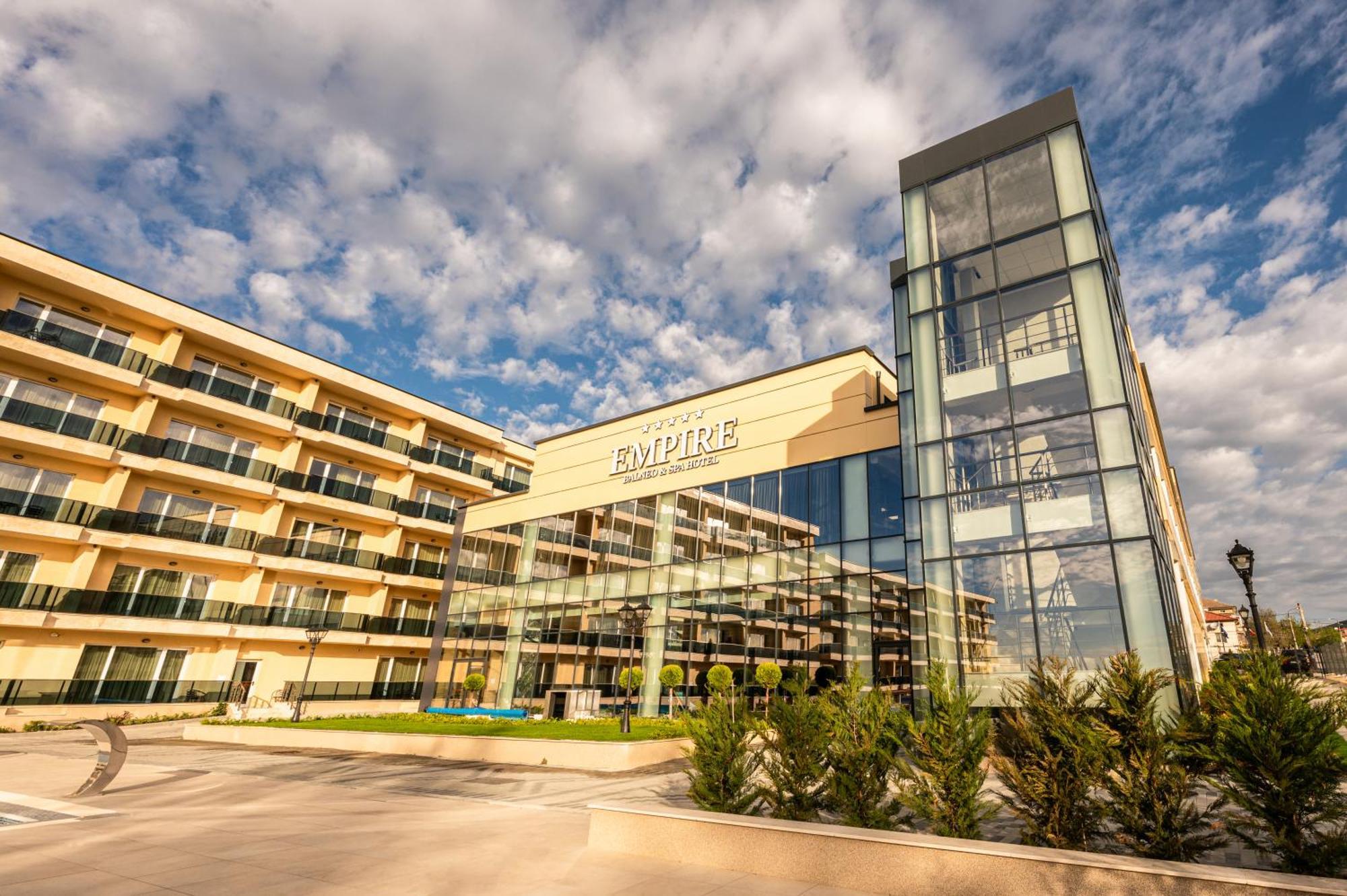Empire Balneo & Spa Hotel Chisarja Exteriör bild